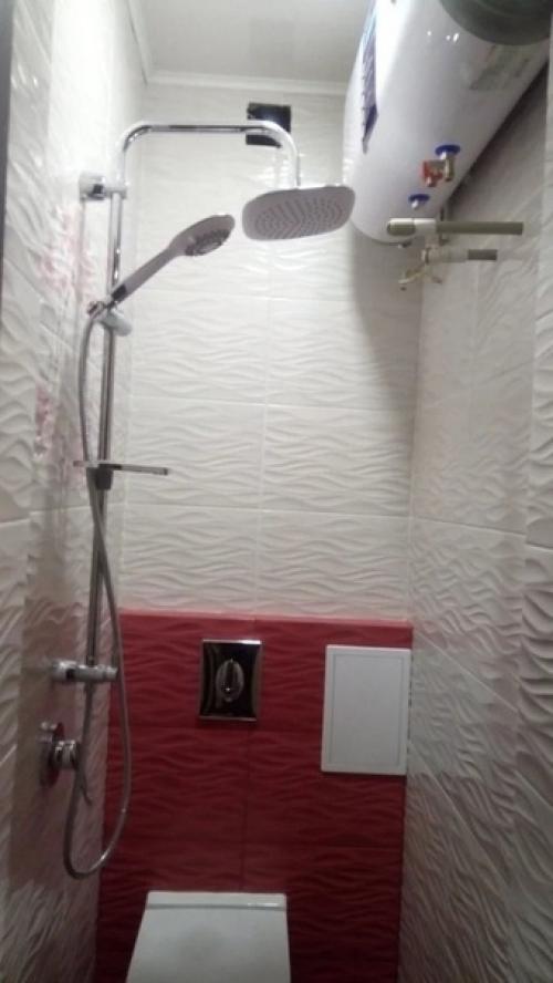 Мужчина сам ремонт в маленьком туалете делал. 04