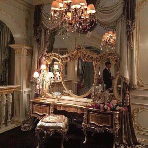 Еще один интерьер, которому не удалось пережить войну, - опочивальня Александра I в екатерининском дворце. 02