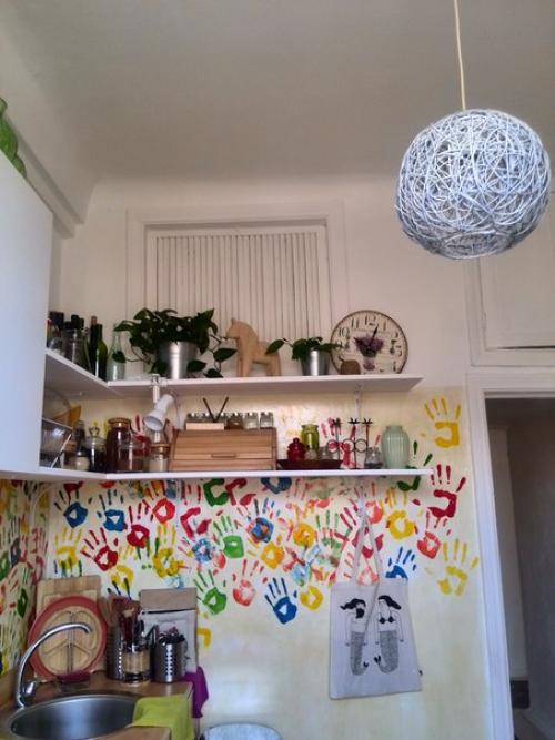 Вдохновились скандинавским стилем и сделали себе такую яркую и смелую кухню. 01