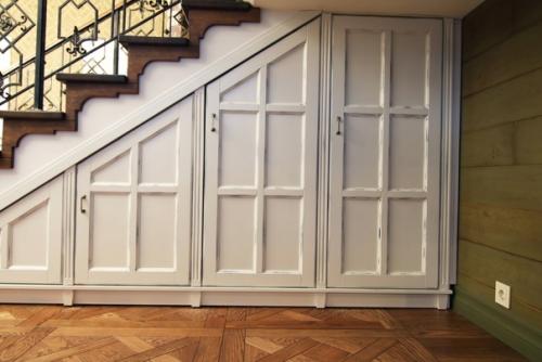 Несколько советов для наших клиентов, как организовать место под лестницей в частном доме: 02