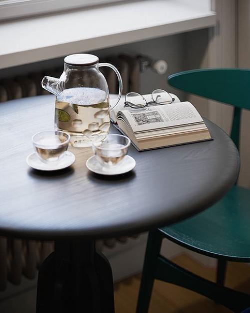 Квартира, в которой ощущается тепло и уют, а основное пространство залито светом благодаря большим окнам. 02