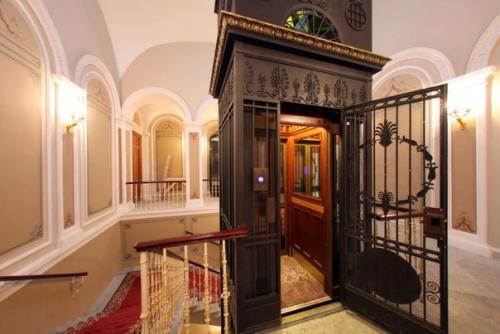 Дореволюционные лифты в Петербурге.