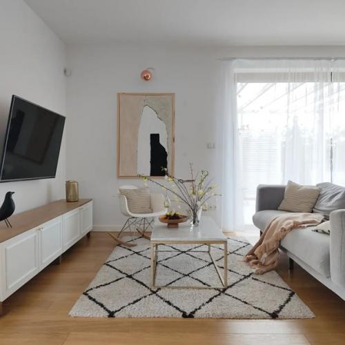 Белый интерьер со вставками из натурального дерева. 04