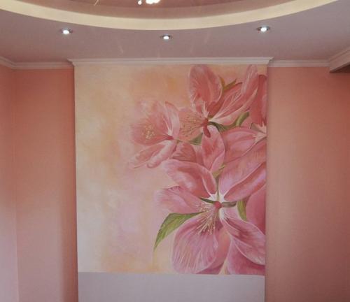 Стильные сочетания утонченных форм в цветочной росписи стен с общей концепцией интерьера наполняют комнату естественной гармонией и красотой. 05