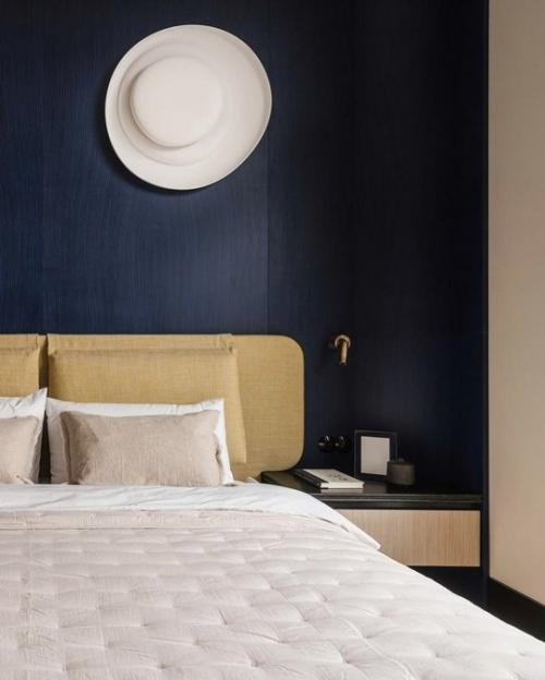 Сдержанный интерьер с яркими акцентами. 06