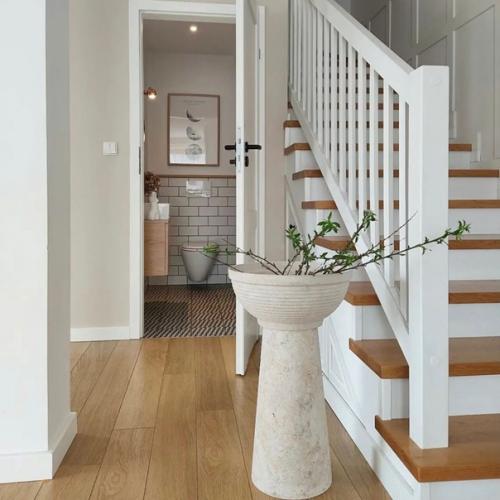 Белый интерьер со вставками из натурального дерева. 03