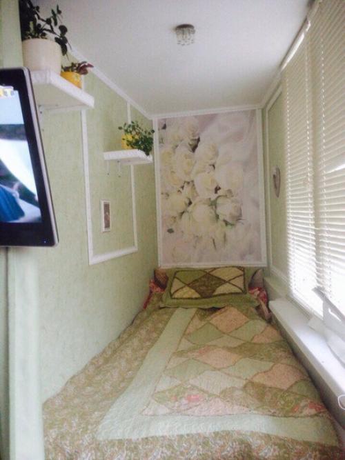 Спальное место на балконе можно организовать очень красиво. 02