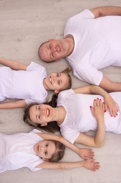 Утром я снимала первую семью с детьми в светлых однотонных футболках и джинсах в студии с интересными локациями. 07