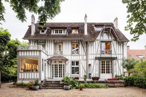 Дом Maison?  Colombages площадью 294 квадратных метра в пригороде Парижа, Франция, был обновлён для семейной пары с двумя детьми. 09