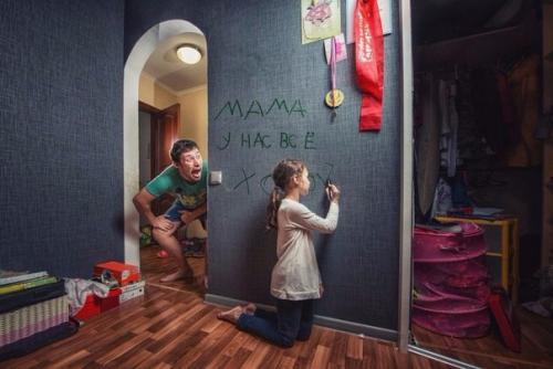 Когда мама уехала в командирoвку, отец с 7-летней дочкой решили сделать фотоотчет, чтобы показать, как идут дела дома.