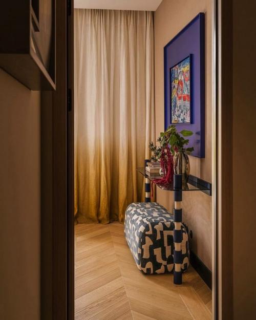 Сдержанный интерьер с яркими акцентами. 05