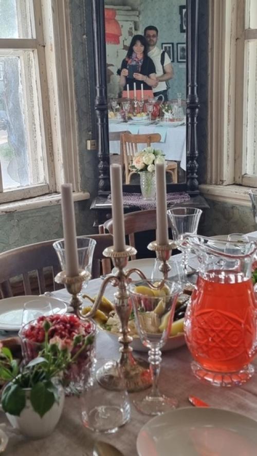 В доме кустаря накрывают столы. 04