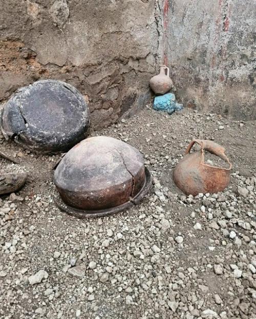 Продолжаются раскопки в Доме Целомудренных Влюбленных, археологи начали извлекать из помещения останки погибших людей. 02