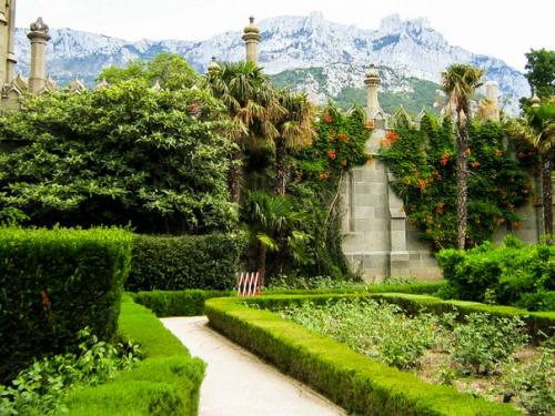 Воронцовский дворец.  Воронцовский дворец является одним из украшений Крыма и главной достопримечательностью курортного города Алупка. 07