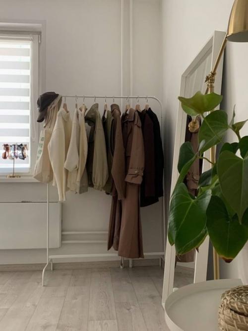 Напольные вешалки могут быть удобной и эстетичной частью интерьера. 01