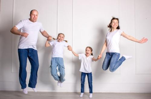 Утром я снимала первую семью с детьми в светлых однотонных футболках и джинсах в студии с интересными локациями. 08