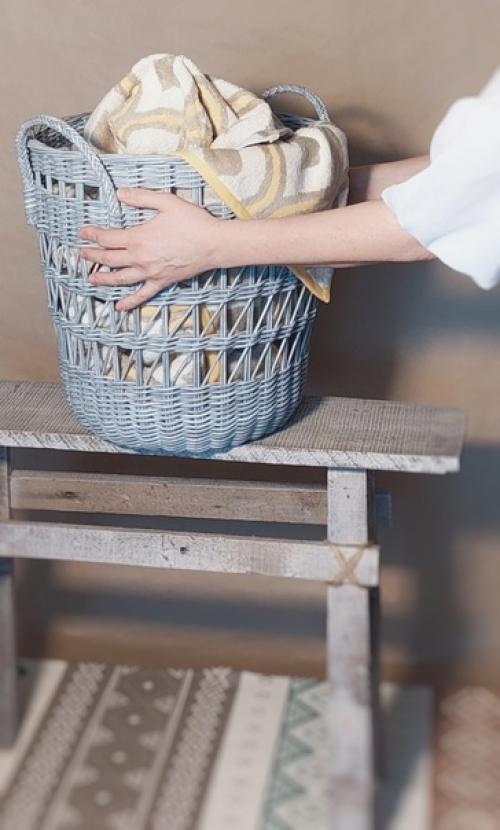 Каким бы просторным и продуманным не был дом, почти всегда возникает необходимость организовать дополнительные способы хранения вещей. 01