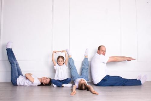 Утром я снимала первую семью с детьми в светлых однотонных футболках и джинсах в студии с интересными локациями. 05