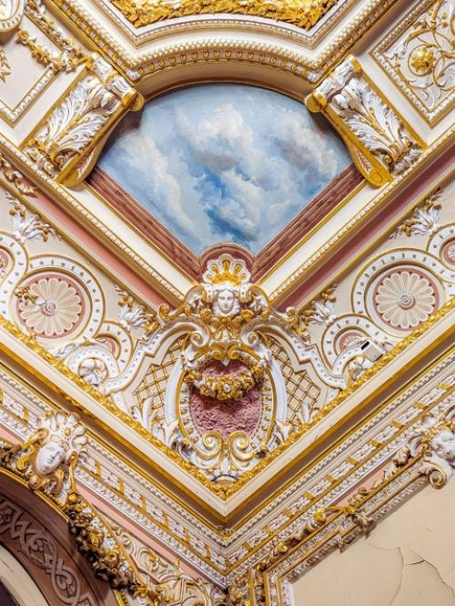 Парадная анфилада малого мраморного дворца по моде XIX века была оформлена во французском стиле. 04