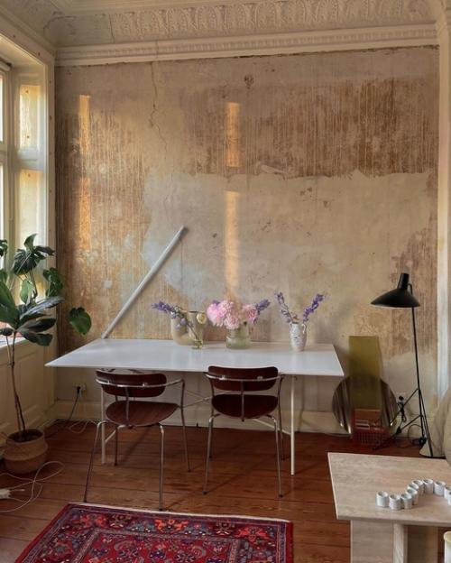 Хозяйка этой квартиры - архитектор, она намеренно оставила стену в гостиной без отделки, увидев красоту в ее ободранном несовершенстве. 02