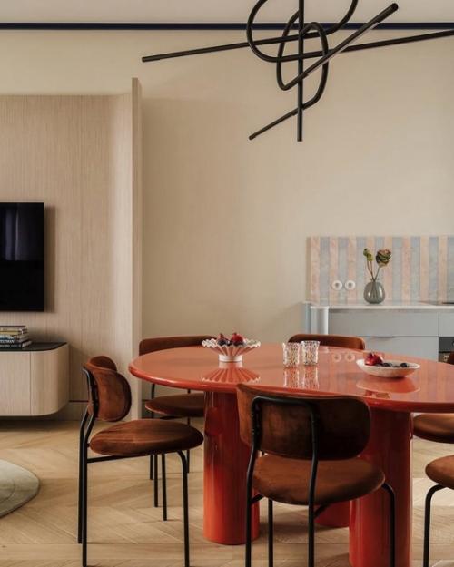 Сдержанный интерьер с яркими акцентами. 01