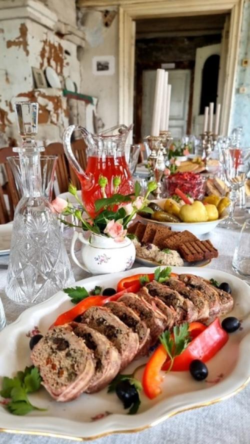 В доме кустаря накрывают столы. 02