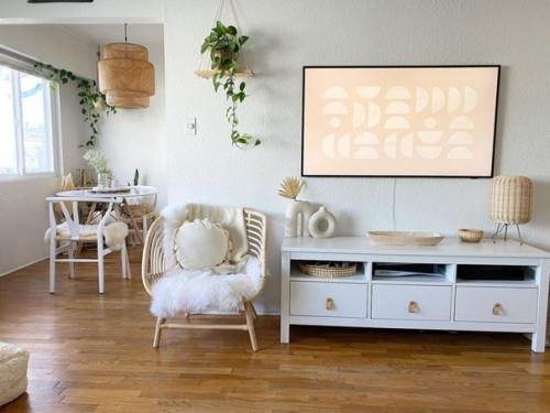 Наличие квартиры - студии или открытой планировки, которая сочетает в себе гостиную и столовую, может показаться сложной задачей. 05