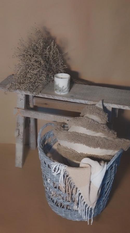 Каким бы просторным и продуманным не был дом, почти всегда возникает необходимость организовать дополнительные способы хранения вещей. 02