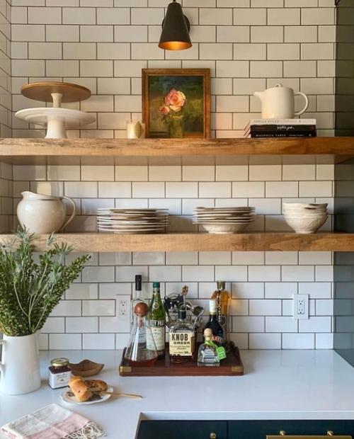 Современный кухонный интерьер, особенно в стилях Прованс или сканди, немыслим без открытых полок. 07