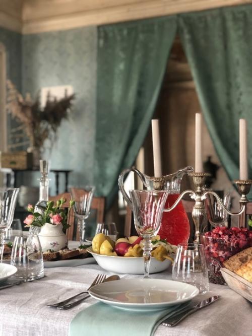 В доме кустаря накрывают столы. 01