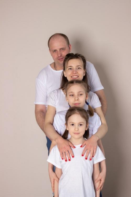 Утром я снимала первую семью с детьми в светлых однотонных футболках и джинсах в студии с интересными локациями. 06