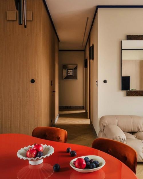 Сдержанный интерьер с яркими акцентами. 03