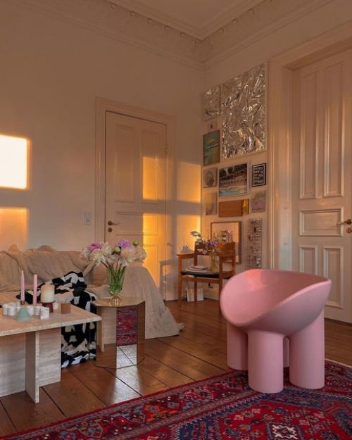 Хозяйка этой квартиры - архитектор, она намеренно оставила стену в гостиной без отделки, увидев красоту в ее ободранном несовершенстве. 01