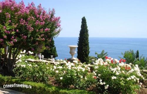 Воронцовский дворец.  Воронцовский дворец является одним из украшений Крыма и главной достопримечательностью курортного города Алупка. 04