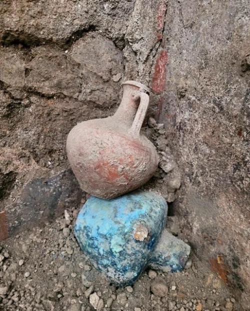 Продолжаются раскопки в Доме Целомудренных Влюбленных, археологи начали извлекать из помещения останки погибших людей. 03