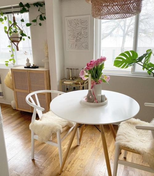 Наличие квартиры - студии или открытой планировки, которая сочетает в себе гостиную и столовую, может показаться сложной задачей. 01