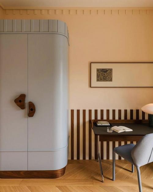 Сдержанный интерьер с яркими акцентами. 04