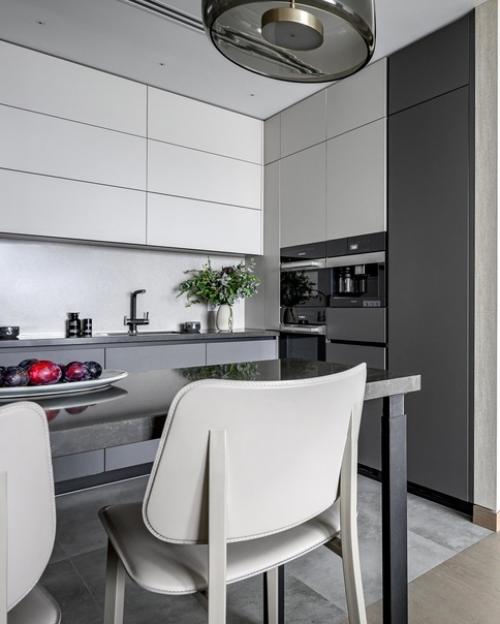 Этой квартирой в современном жилом комплексе владеет взрослая женщина. 02