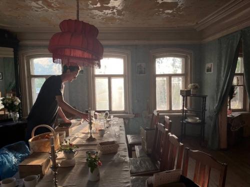 В доме кустаря накрывают столы. 07