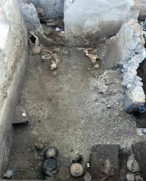 Продолжаются раскопки в Доме Целомудренных Влюбленных, археологи начали извлекать из помещения останки погибших людей. 01
