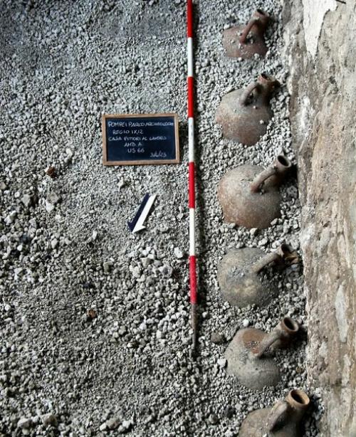 Продолжаются раскопки в Доме Целомудренных Влюбленных, археологи начали извлекать из помещения останки погибших людей. 04