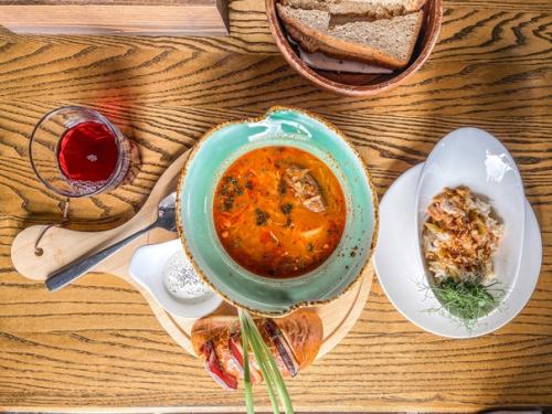 Игра слов The Most - тот редкий случай, когда англицизм очень удачно подобран и здорово отражает, и стиль заведения, и его локацию. 03