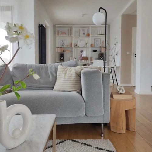 Белый интерьер со вставками из натурального дерева. 08