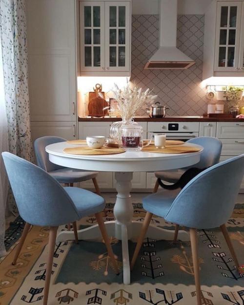 Но зеркальная стена в кухне - это нечто. 01