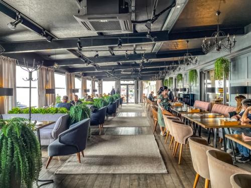 Игра слов The Most - тот редкий случай, когда англицизм очень удачно подобран и здорово отражает, и стиль заведения, и его локацию. 02