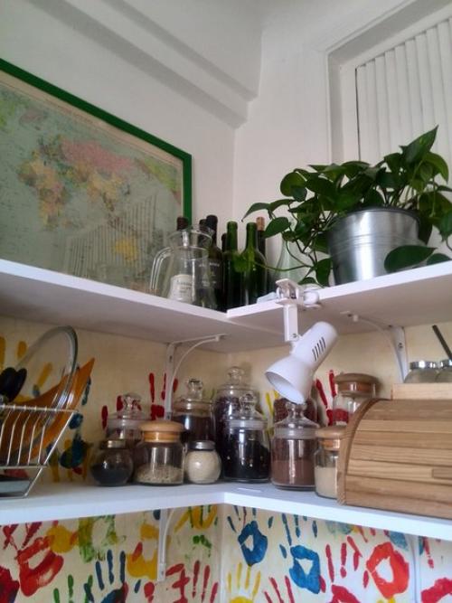 Вдохновились скандинавским стилем и сделали себе такую яркую и смелую кухню. 05