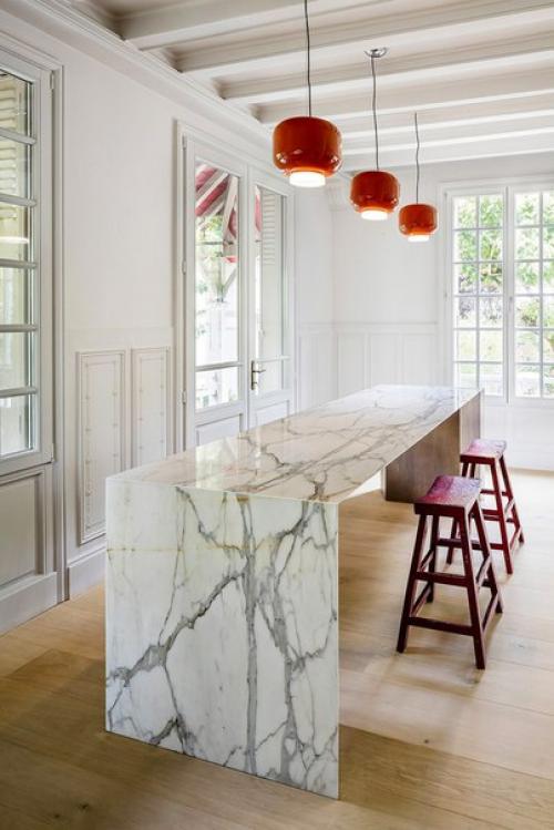 Дом Maison?  Colombages площадью 294 квадратных метра в пригороде Парижа, Франция, был обновлён для семейной пары с двумя детьми. 03