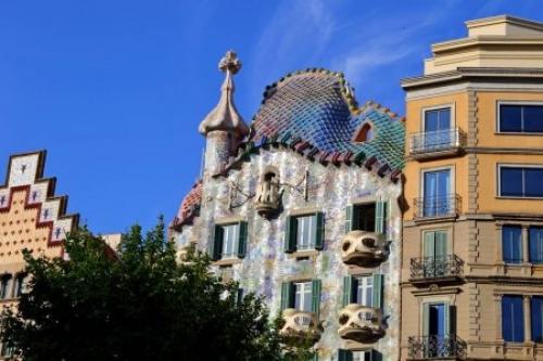 Барселона, Испания.  Дом бальов Барселоне (или дом батло) занимает почетное место среди уникальных творений каталонского архитектора Антонио гауди. 01