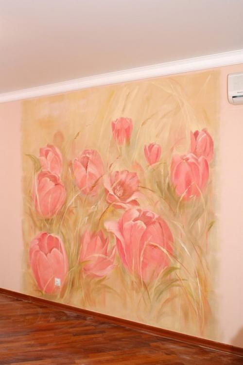 Стильные сочетания утонченных форм в цветочной росписи стен с общей концепцией интерьера наполняют комнату естественной гармонией и красотой. 04