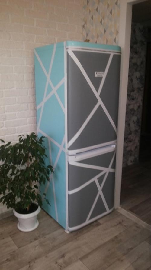 Сделали ремонт кухни и белый старенький холодильник смотрелся не стильно в интерьере. 03